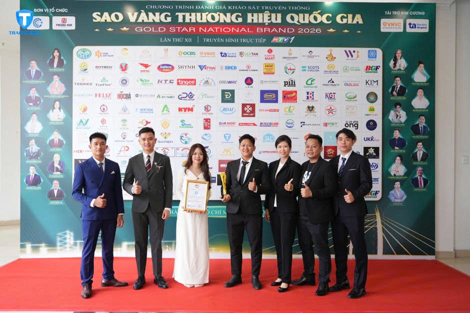 The Transform team with a certificate at the Sao Vang Thuong Hieu Quoc Gia 2026 event